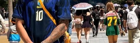 九游游戏平台-克雷桑社媒晒照游览北京环球影城，身穿巴西队10号球衣